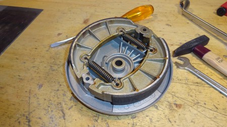 Vorderrad: Bremsschild mit neuen Bremsbelägen.